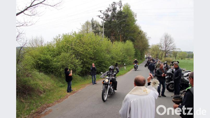 Für eine unfallfreie Saison: Pfarrer Thomas Thiermann segnet beim Motorradgottesdienst in Hütten die Biker. Bild: jma
