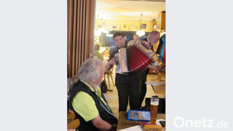 Marcel Benker spielte beim Musikantenstammtisch in Kemnath. Bild: jzk