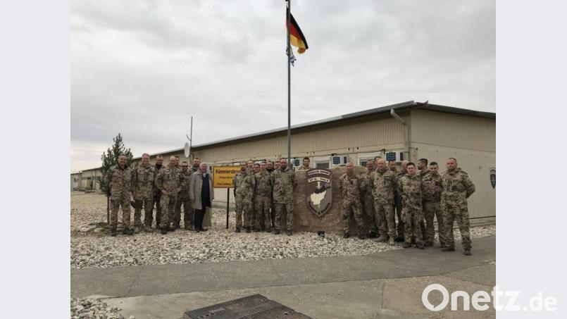 Das Kümmersbrucker Ortsschild im deutschen Lager Masar-e Sharif erinnert die rund 100 Soldaten des Logistik-Bataillons 472 an die Heimat. Abgeordneter Alois Karl zollte ihnen Respekt für ihren Einsatz. Bild: Büro Alois Karl