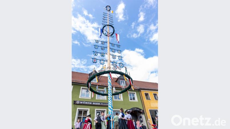 34 Meter - es ist der höchste Maibaum, der jemals in Windischeschenbach aufgestellt wurde. Bild: sml