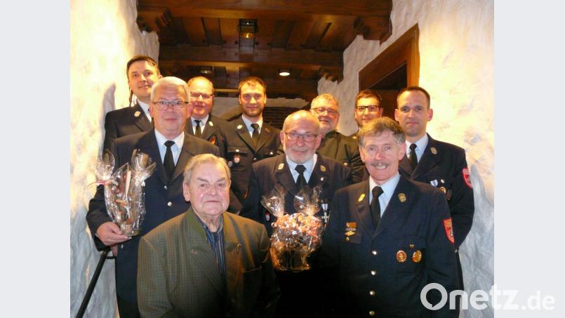 Zahlreiche Mitglieder wurden beim Ehrenabend der Feuerwehr ausgezeichnet. Unser Bild zeigt (hintere Reihe von links): Kommandant Andreas Ringlstetter, Kreisbrandmeister Helmut Schatz, stellvertretenden Vorsitzenden Thomas Prey, Bürgermeister Armin Schärtl und Vorsitzenden Bernhard Blüml sowie (vorne von links) Karl Beer, Anton Obermeier, Richard Irlbacher, Kreisbrandinspektor Johann Gietl und Reinhard Monat. Bild: exb