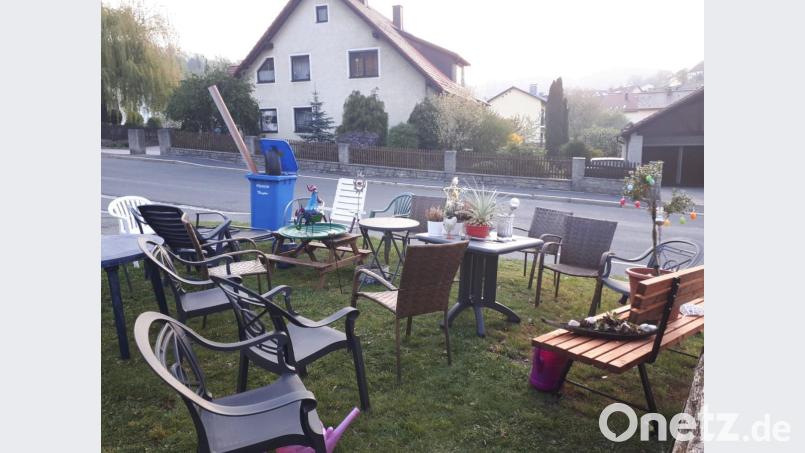 Einladend haben die Walperer die Gartenstühle und Tische am Maibaum gruppiert. Bild: cro