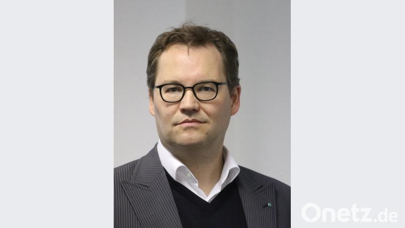 Leiter der Kommunikation Frederik Betsch erklärte den Aufbau des Instituts und die verschiedenen Abteilungen. Bild: mfh