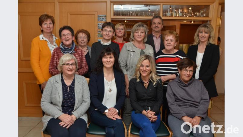Roswitha Sier, Julia Braun und neu Michaela Reger (von links nach rechts) führen die Frauen Union an. Neu ist auch Monika Meindl (vorne, rechts) als Schriftführerin. Bild: dob