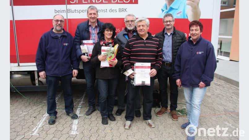 Vielfache Blutspender zeichnete das BRK Wiesau aus. Im Bild (von links) stellvertretender Bereitschaftsleiter Richard Meierl, Michael Bauernfeind, Elke Bächer, Helmut Köstler, Rudolf Pscherer und Uwe-Josef Rosner sowie Conny Klarner vom BRK-Team. Bild: wro