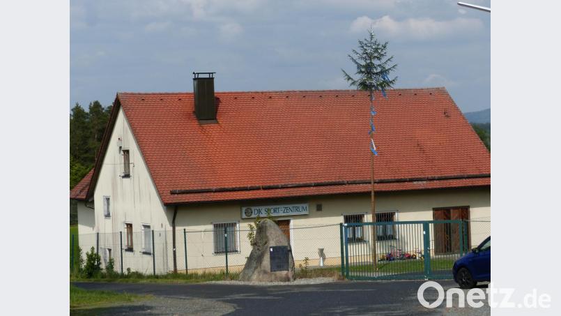Die Motorradfreunde Leuchtenberg haben auch einen kleinen Maibaum aufgestellt. Bild: sl