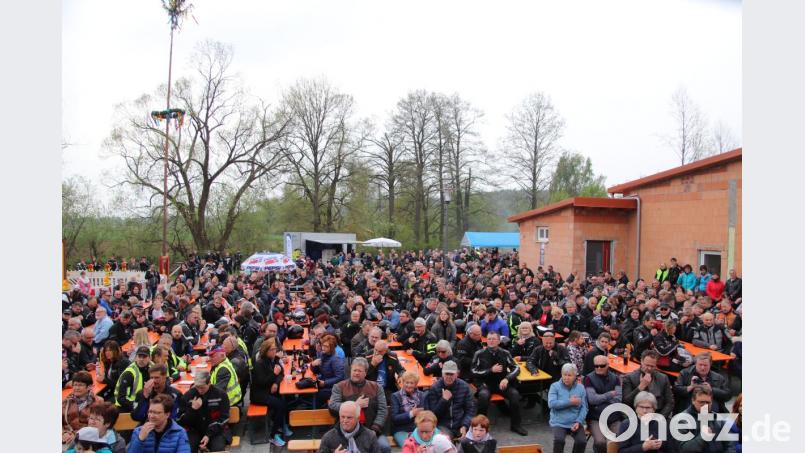 Um die 1000 Biker nehmen am Motorradgottesdienst in Hütten teil. Bild: jma