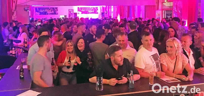 Da geht die Post ab: Bis in die frühen Morgenstunden wird bei „Just friends – Die Party von Freunden für Freunde 5.0“ in der Weidener Mehrzweckhalle abgefeiert. Bild: lst