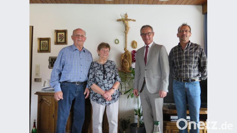 Nicht nur Sohn Alfred (rechts) und Ehemann Hans (links), sondern auch Bürgermeister Werner Nickl gratulierten Betty Vogel zu ihrem 80. Geburtstag. Bild: jzk