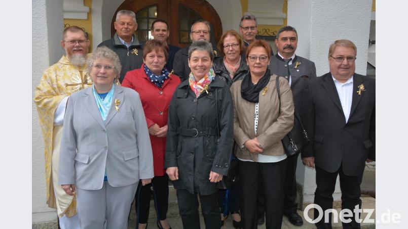 Nach dem Gottesdienst stellten sich die Kommunionjubilare vor der Pfarrkirche zum Erinnerungsbild. Links im Bild Pfarrer Robert Ploß. Bild: jr