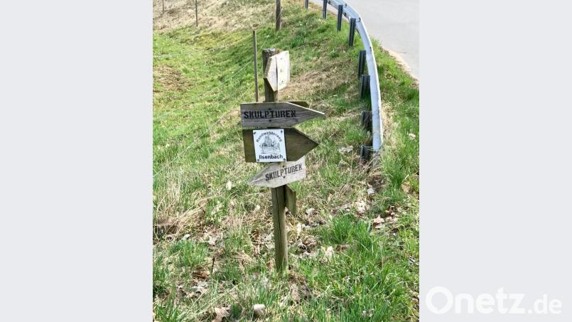 Ein Wegweiser aus Holz weist den Weg zu den Skulpturen. Archivbild: cr