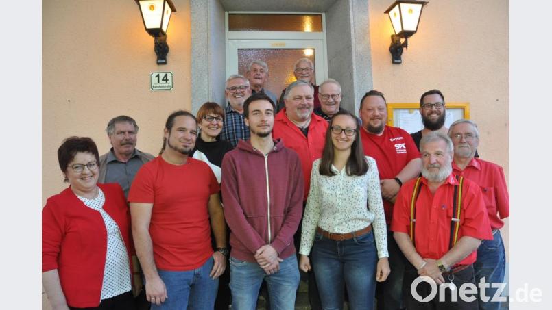Heinrich Rewitzer ist die neue Mitte im SPD-Ortsverein. Deswegen stellte er sich auch auf dem Bild demonstrativ in die Mitte der Genossen. Die Mitglieder wollen den pensionierten Polizeibeamten von allen Seiten unterstützen. Manuel Dippold (Dritter von links) und Christina Schmid (vorne, Zweite von rechts) stehen als Stellvertreter bereit. Bezirksrätin Brigitte Scharf (links) sprach den Genossen Mut zu. Bild: dob