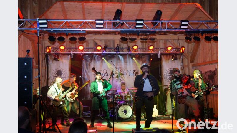 Mit Dudelsack und E-Gitarre servierten &quot;Deus Vult&quot; den Gästen krachenden Mittelalter-Rock. Bild: rkp