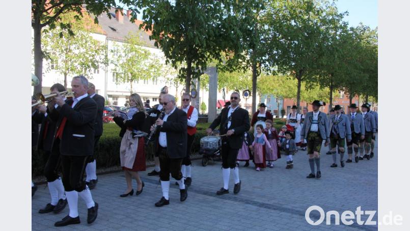 Imposant: Angeführt von der Tirschenreuther Stadtkapelle und den Werdenfelsern wird der Maibaum in einem Festzug in Tirschenreuth zum Marktplatz gebracht. Bild: kro