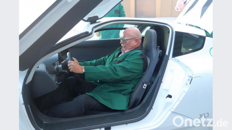 Nach der Sitzprobe im Testauto bemerkte Dritter Bürgermeister Hans-Jürgen Reitzenstein, dass für den Ein- und Ausstieg eine sportliche Begabung von Vorteil ist. Bild: mfh