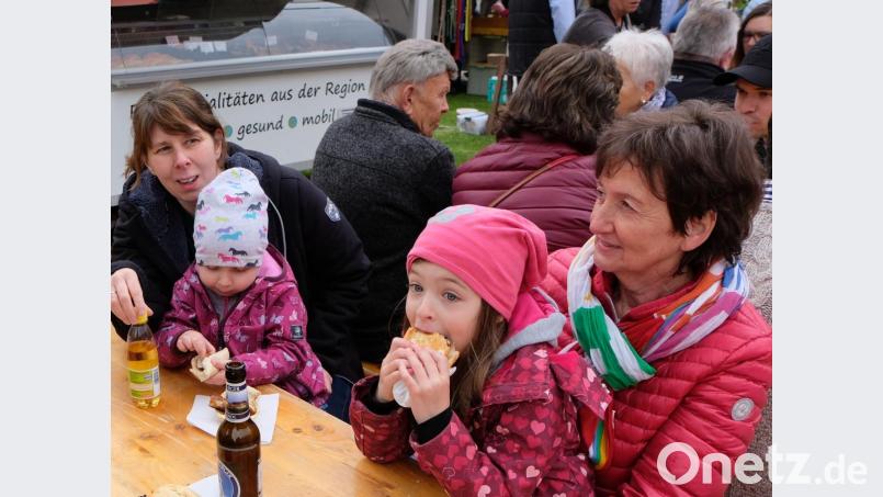 Die Bratwurstsemmeln schmecken nicht nur den jüngeren Besuchern. Bild: le