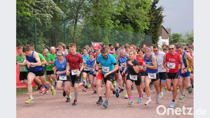 Start eines OVL-Cup-Laufs in Mitterteich. Im Schnitt sind stets 250 bis 300 Läufer mit von der Partie. Bild: kro