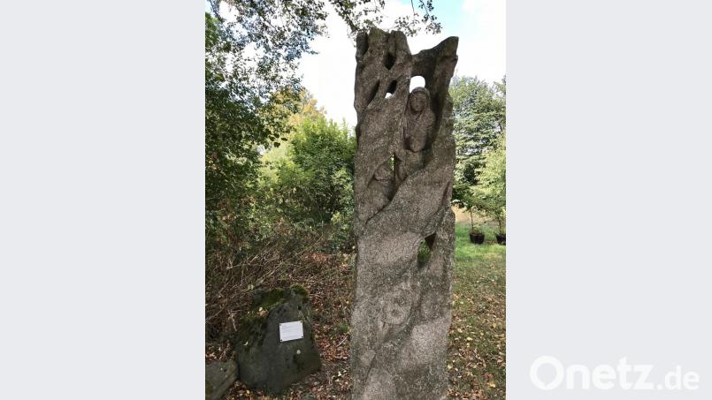 Regionale Künstler und Steinmetze wie Günter Mauermann aus Weiden schufen Stelen für den Rundwanderweg. Bild: cr