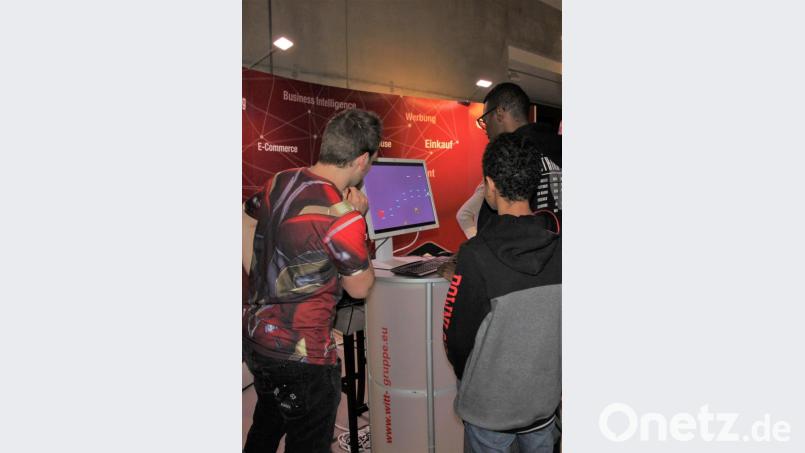 In einem eigens für diesen Anlass programmierten Computerspiel können die Gäste noch einmal gegen Thanos antreten. Bild: exb