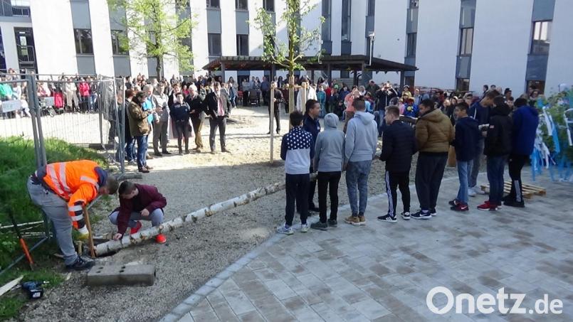 Zum ersten Mal wird ein Maibaum an der Grund- und Mittelschule Grafenwöhr aufgestellt. Bild: jma