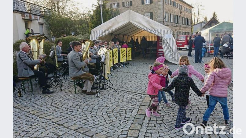 Die Kleinen ließen sich von Frühlingsgefühlen anstecken und tanzten zu den Klängen der Fichtelgebirgskapelle ihren eigenen „Maitanz“. Bild: soj