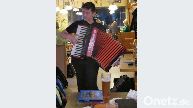 Marcel Benker spielte beim Musikantenstammtisch in Kemnath. Bild: jzk