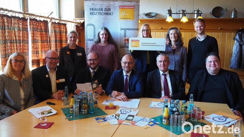 Energieberater und kommunale Vertreter stellten das neue Beratungsangebot in Energiefragen vor. Mit dabei sind (sitzend von links) Marion Zinkeler, Etz-Geschäftsführer Matthias Rösch, Landrat Andreas Meier, stellvertretender Landrat Alfred Scheidler, Oberbürgermeister Kurt Seggewiß und Florian Rüth vom Landratsamt Tirschenreuth. Bild: Bühner