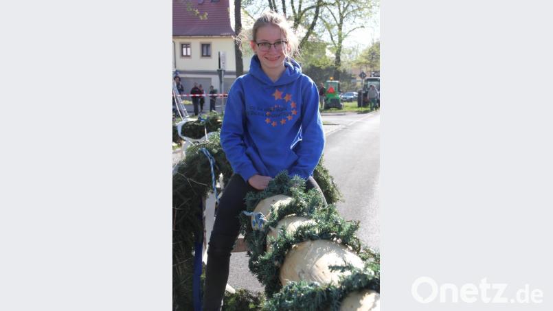 Die 12-jährige Magdalena erobert den Maibaum der Almerer. in Tirschenreuth. Bild: kro