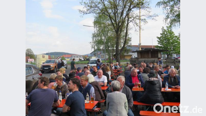 Unterm Maibaum lässt es sich gut feiern Bild: adj