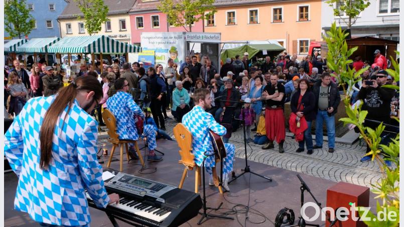 Bissig und humorvoll spielt das Trio „ Barbari Bavarii&quot; für die Maimarkt-Besucher auf. Bild: le