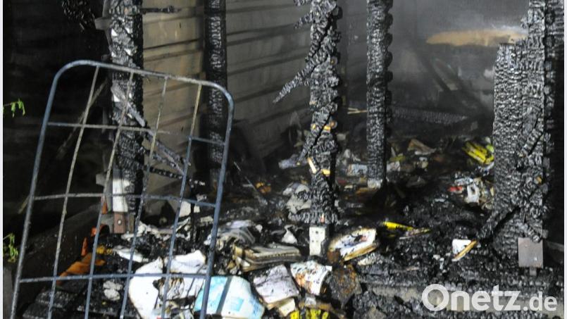 Es ist nicht viel übriggeblieben nach dem Brand in einem Schuppen an der Raigeringer Straße am Dienstag. Noch ist unklar, warum hier Feuer ausgebrochen ist. Die Kripo schließt auch Brandstiftung nicht aus. Bild: gf