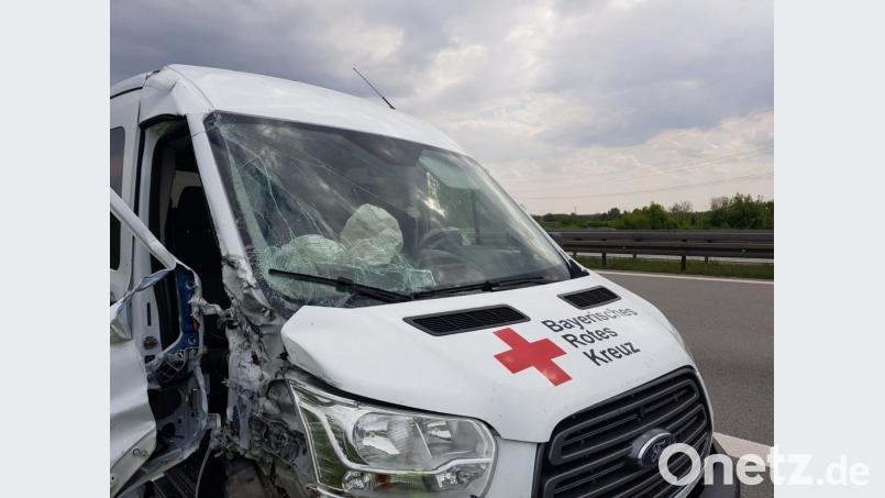 Der Fahrer eines BRK-Transporters verlor auf der Autobahn A3 an der Anschlussstelle Wörth an der Donau die Kontrolle. Die Insassen des Fahrzeugs hatten Glück, es wurde keiner ernsthaft verletzt. Bild: Alexander Auer