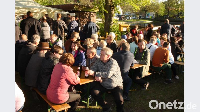 Viele Gäste setzen sich bei der Maifeier an die Tische und pflegen die Geselligkeit. Bild: R. Kreuzer