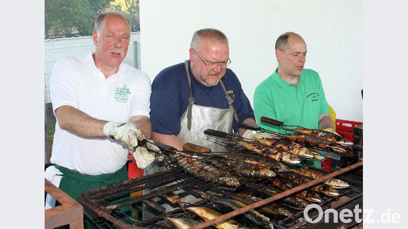 Frische Makrelen auf dem Grill gebrutzelt sind der Renner. Bild: R. Kreuzer