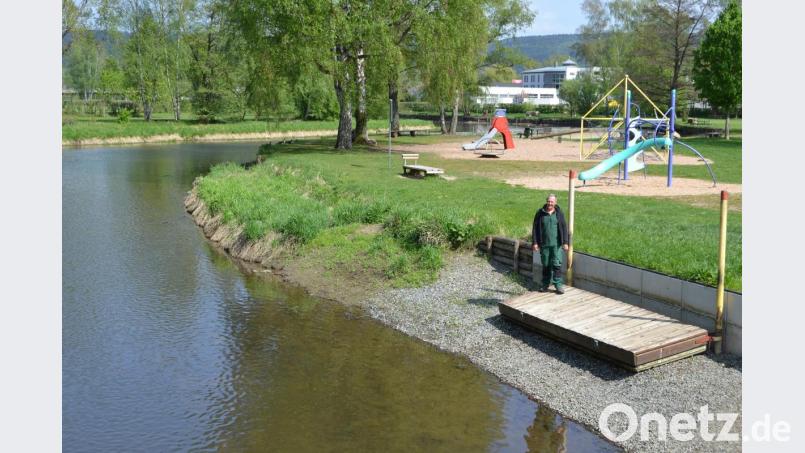 Schon jetzt wird das Stadtbad von Joggern, Sonnenhungrigen, Grillern und Schülern, die ihre Prüfungen gerade durchstehen, genutzt. Bademeister Andreas Baierl bereitet das Bad auf den Saisonbeginn vor. Die &quot;Freunde des Stadtbads&quot; unterstützen ihn dabei. Bild: hcz