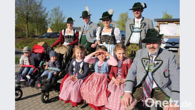 Jung und Alt der Werdenfelser Tirscheneuth warten sehnsüchtig auf den Maibaum. Bild: kro