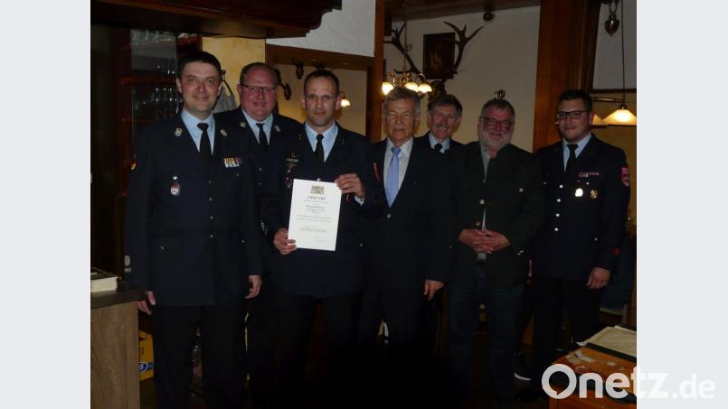 Reinhard Monat (Dritter von links) wurde für 25 Jahre aktiven Dienst ausgezeichnet. Dazu gratulierten (von links) Kommandant Andreas Ringlstetter, Kreisbrandmeister Helmut Schatz, stellvertretender Landrat Joachim Hanisch, Kreisbrandinspektor Johann Gietl, Bürgermeister Armin Schärtl und Vorsitzender Bernhard Blüml. Bild: exb