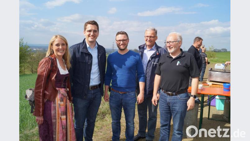 Erstmals stellen sich die Weidener JU-Kreisvorsitzende Maria Sponsel und der Oberpfälzer CSU-Spitzenkandidat für die Europawahl, Christian Doleschal (von links), bei den vier CSU-Ortsverbänden Schirmitz, Pirk, Bechtsrieth und Irchenrieth bei der Wahlveranstaltung am Schirmitzer Wasserhochbehälter vor. Bild: du