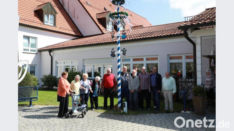 Zum Maifest des BRK-Seniorenwohn- und Pflegeheims gehörte auch das Aufstellen des Maibaums. Mit auf dem Bild Heimleiter Andreas Wöhrl (zweiter von rechts) und BRK-Kreisgeschäftsführer Sandro Galitzdörfer (vierter von rechts). Bild: njn