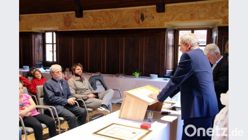 Bürgermeister Neuß bei seiner Laudatio auf Johannes Lindner. Bild: jma