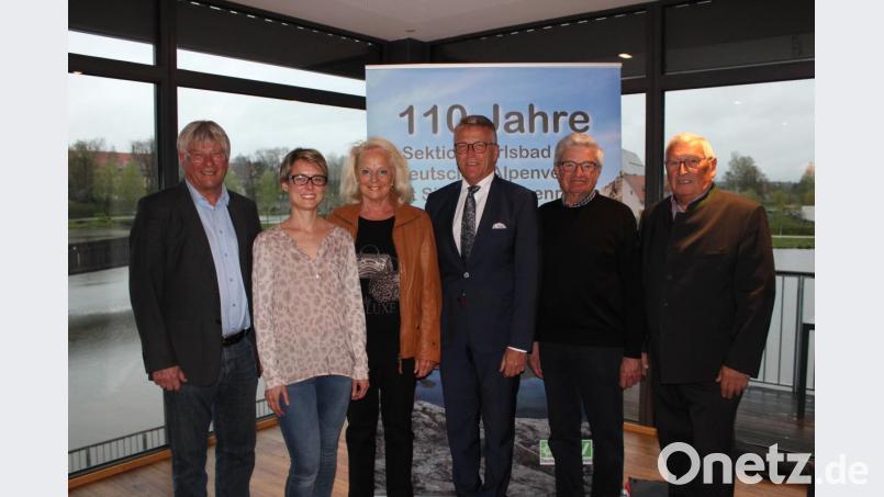 Langjährige Mitglieder des Alpenvereins wurden bei der Jahresversammlung ausgezeichnet (von links): Ehrenmitglied Konrad Zant, Susanne Seidl-Pillmeier (25 Jahre), Gabriele Seidl (25 Jahre), Bürgermeister Franz Stahl, Gerhard Legat (40 Jahre) und Ehrenvorsitzender Horst Wagner. Bild: hä