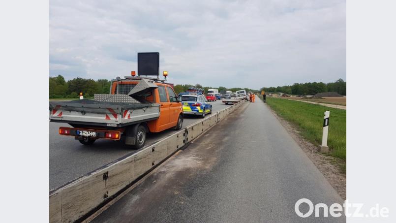 Auf der Autobahn A3 bei Rosenhof in Fahrtrichtung Passau ist ein Transporter auf eine Betonleitplanke gefahren. Bild: Alexander Auer