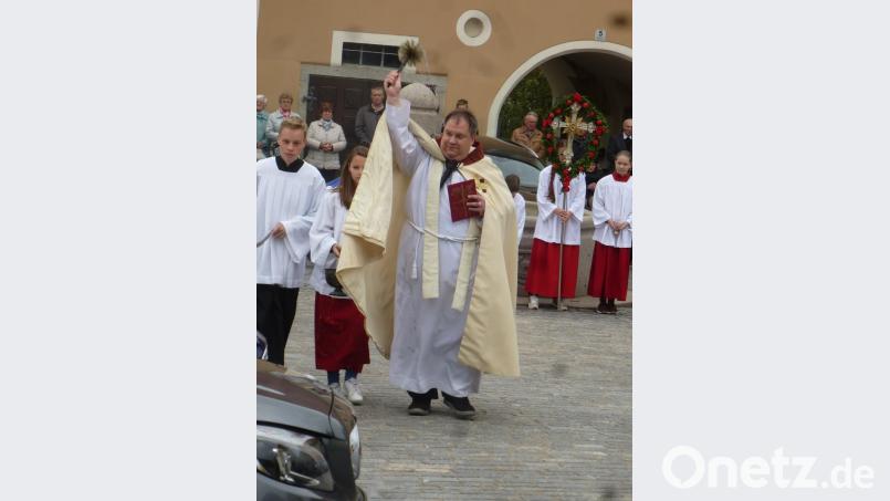Pfarrer Markus Urban segnete die Fahrzeuge. Bild: mad