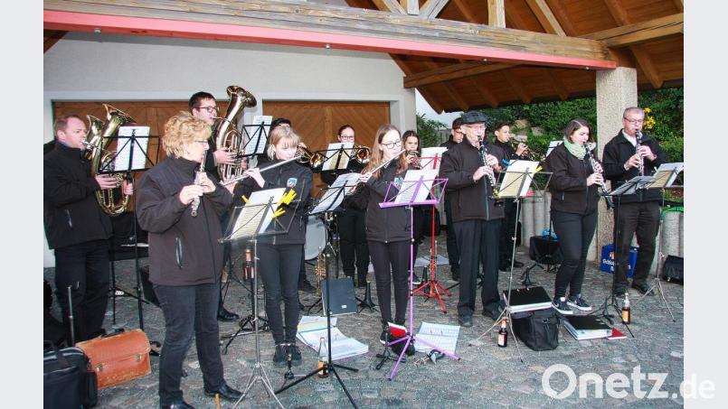 Die Wartezeit – bis der Maibaum steht – verkürzt der Musikverein aus dem benachbarten Wiesau. Bild: wro