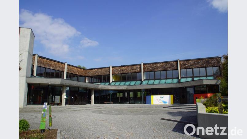 Die ehemalige Hauptschule in Schönsee soll zu einem Bürgerhaus umgebaut werden. Die Regierung der Oberpfalz sieht das Vorhaben positiv und stellt eine Förderung in Höhe von 80 Prozent in Aussicht. Bild: mmj