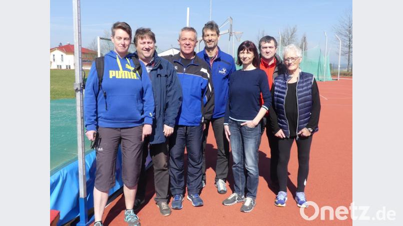 Nach Eschenbach lädt der Kreisverband Oberpfalz-Nord des Bayerischen Leichtathletikverbandes zu einer Info-Sitzung. Mit dabei sind: (von links) Sabine Schnurrer (TBJ Wiesau), Hermann Müller (TV Amberg), Klaus Meier (TB Weiden), Robert Schießlbauer (ESV Amberg), Heike Gmeiner (Förderverein Oberpfälzer Leichtathletik), Martin Puff (TV Vohenstrauß) und Kreisvorsitzende Hannelore Ott (SC Eschenbach). Kreisvorsitzende. Bild: jma