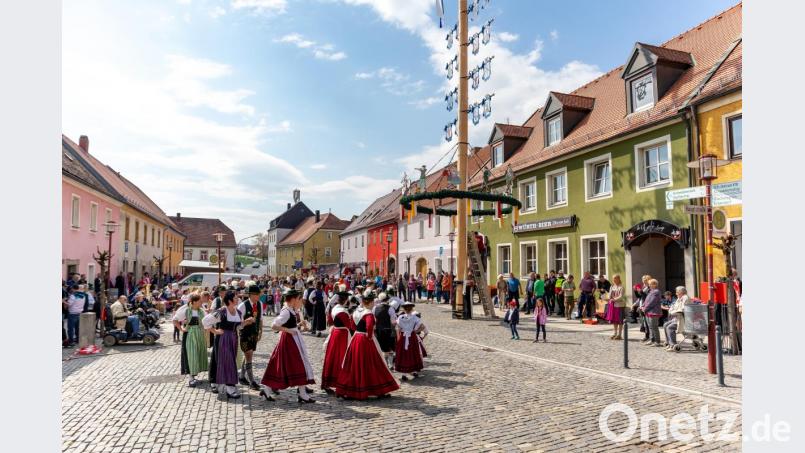 Musikalisch umrahmt von der Stadtkapelle und mit tänzerischen Einlagen des Trachtenvereins &quot;D&#039;Waldnaabtaler&quot; ist bei sonnigem Wetter das Maibaumfest ein voller Erfolg Bild: sml