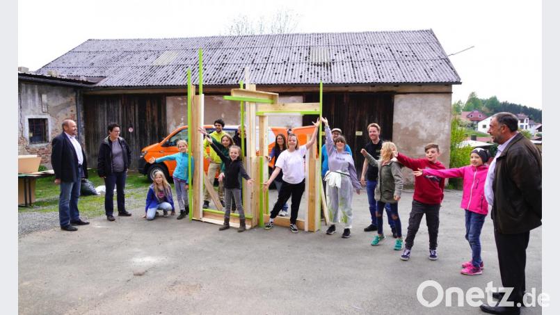 Zum Abschluss des Projekttags zeigten die jungen Theaterspieler eine kurze Szene aus dem Werk „Daham – die Oberpfalz und Ich“ das im Juli in Waldthurn aufgeführt wird. Bild: fvo