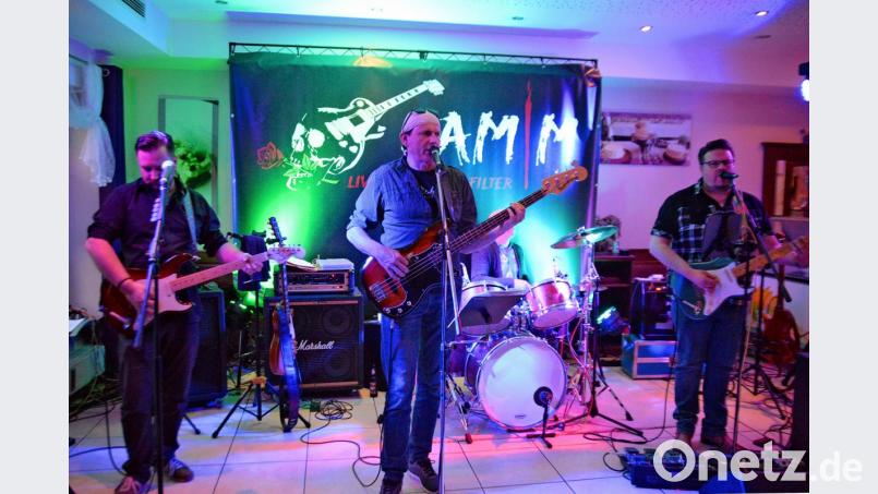 „Jam/M“ bot im Café „Zuckerpuppe“ Rockklassiker dar. Bild: cls