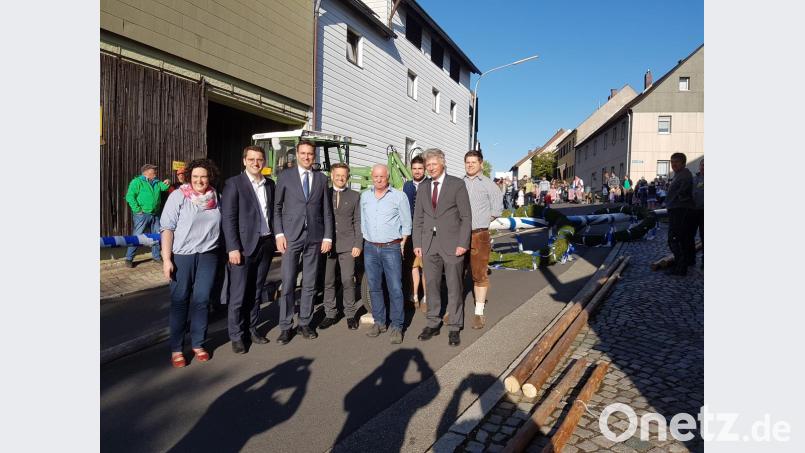 Vor dem Aufstellen des Maibaums in Plößberg nahm der bayrische Staatsminister der Justiz Georg Eisenreich (Dritter von links) diesen in Augenschein. Mit dabei waren (von links) die Frauenunions-Kreisvorsitzende Tina Zeitler und der Kandidat für die Europawahl Christian Doleschal sowie (von rechts) Bürgermeister Lothar Müller, OWV-Vorsitzender Robert Hecht und Landtagsmitglied Tobias Reiß. Thomas Krapfl und Christian Sterl (hinten von rechts) vom Maibaumteam gesellten sich mit zum Erinnerungsfoto. Bild: flt